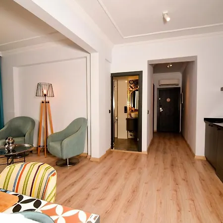 Apartment Spacious Flat With Balcony Near Hadrian's Gate *