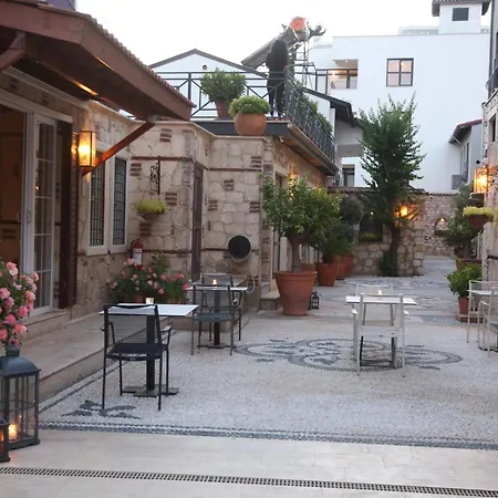 Apartment Spacious Flat With Balcony Near Hadrian's Gate *