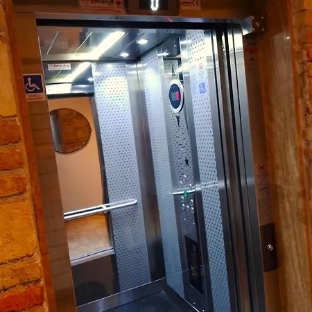 Spacious Flat With Balcony Near Hadrian's Gate *