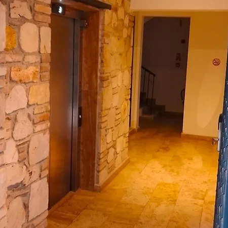 Spacious Flat With Balcony Near Hadrian's Gate Apartment Antalya