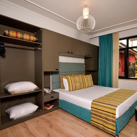 Spacious Flat With Balcony Near Hadrian's Gate