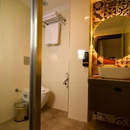 Spacious Flat With Balcony Near Hadrian's Gate * أنطاليا