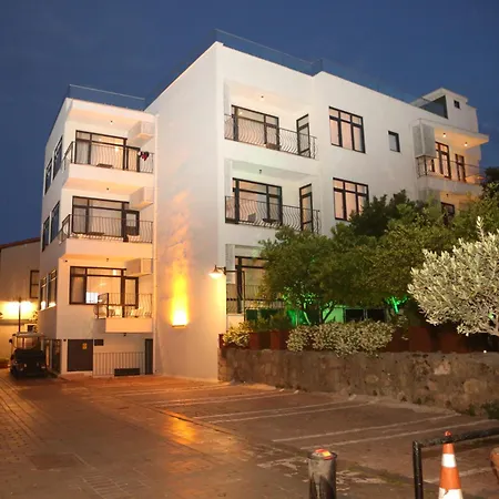 Spacious Flat With Balcony Near Hadrian's Gate Διαμέρισμα *