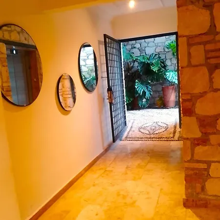 Spacious Flat With Balcony Near Hadrian's Gate شقة *
